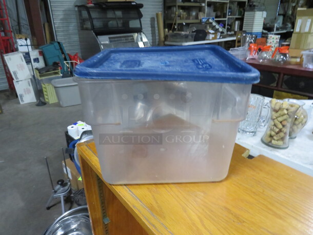 One 12 Quart Food Storage Container With Lid.