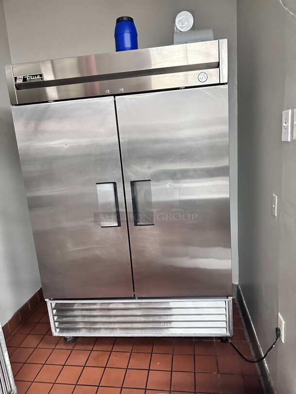 Working! True T-49 54 inch Two Section Reach In Commercial Refrigerator, (2) Left/Right Hinge Solid Doors, 115v NSF Tested and Working! - Image 5 of 9