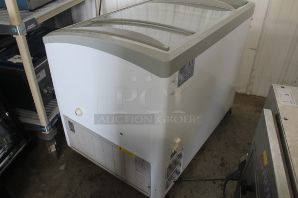 Excellence VB-4HC Metal Commercial Chest Freezer Merchandiser w/ Poly Coated Baskets on Commercial Casters. 115 Volts, 1 Phase. Tested and Working! - Image 6 of 10