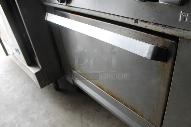 Stainless Steel Commercial Natural Gas Powered 6 Burner Range w/ Oven, Over Shelf and Back Splash. - Image 5 of 6