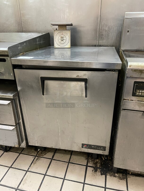 Late Model! True TUC-27F 28 inch W Undercounter Freezer w/ (1) Section & (1) Right Hinge Door, With 2 Shelves NSF 115v On Casters Tested and Working! - Image 4 of 7