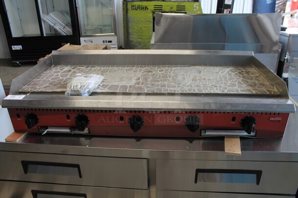 BRAND NEW SCRATCH AND DENT! 2021 Avantco 177CAG60TG Stainless Steel Commercial Countertop Natural Gas Powered Flat Top Griddle.  - Image 2 of 9