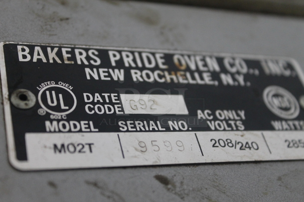 Bakers Pride MO2T Stainless Steel Commercial Countertop Pizza Oven w/ Cooking Stones. 208/240 Volts. - Image 6 of 6