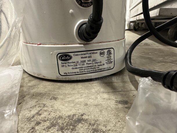 LIKE NEW! Globe SP5 Metal Commercial Countertop 5 Quart Planetary Dough Mixer w/ Stainless Steel Mixing Bowl, Poly Guard, Whisk and Paddle Attachment. 110 Volts, 1 Phase. Tested and Working! - Image 7 of 7