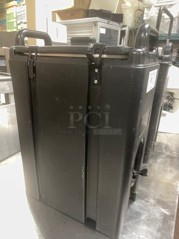 Clean! Cambro 500LCD Camtainers® 4.75 Gallon Black Insulated Beverage Dispenser NSF  - Image 5 of 10