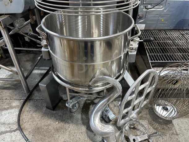 BRAND NEW SCRATCH AND DENT! Avantco MX60H Metal Commercial Floor Style 60 Quart Planetary Mixer w/ Mixing Bowl, Bowl Guard, Bowl Dolly, Whisk, Paddle and Dough Hook Attachments. 240 Volts, 1 Phase. - Image 6 of 12