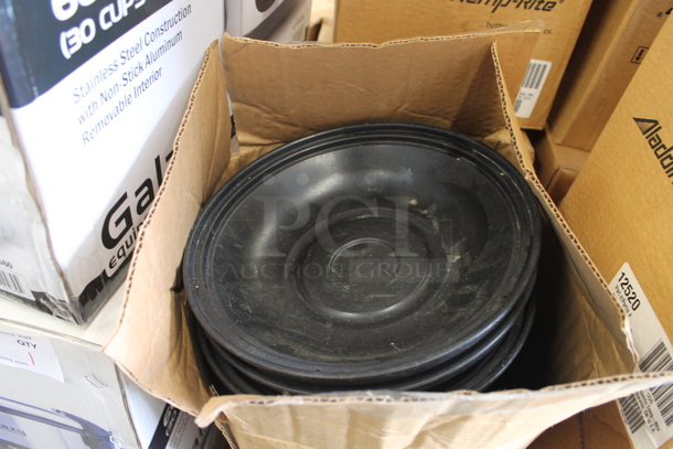 ALL ONE MONEY! PALLET LOT of Aladdin IHB26K Black Poly Round Trays for Aladdin Temp-Rite Heat on Demand Ultra Warmer. Goes GREAT w/ Lot 194! - Image 3 of 6