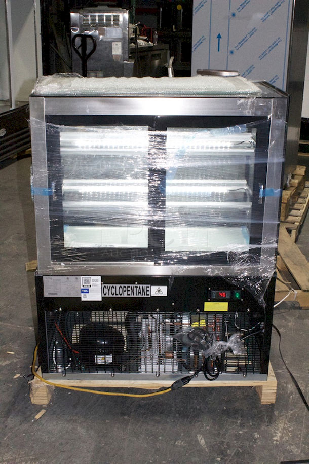 Avantco BC-36-HC 36" Curved Glass Black Refrigerated Bakery Display Case On Commercial 2" Casters With Adjust Glass Shelves & LED Lighting. Tested. Works Perfect. Exterior/Outer Glass is Damaged on Right Side. Interior Glass Is Fine. See Photos. - Image 4 of 5