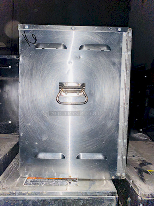 PALLET FULL! (8) Room Service Heated Food Transport Boxes. Boxes can be heated using a sterno.  - Image 2 of 6