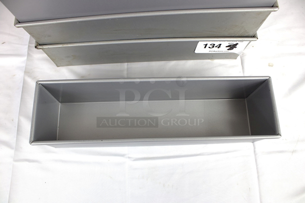 AMAZING! Focus Foodservice 904650 16 in. x 4 in. Single Pullman 2-Pound Bread Pan, Glazed Aluminum Steel. 4x Your Bid - Image 3 of 5