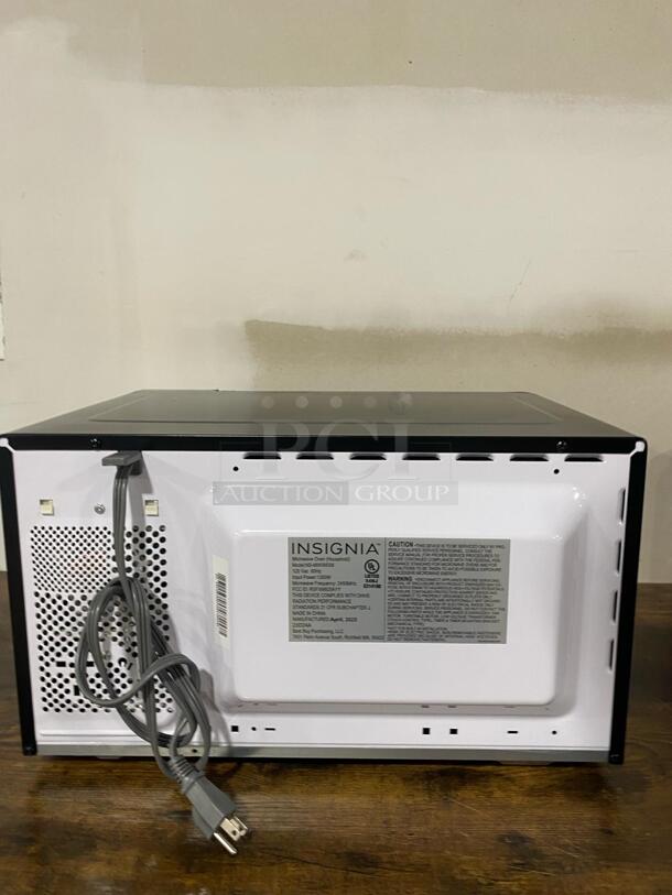 BRAND NEW Scratch & Dent Insignia microwave oven
 - Image 5 of 6