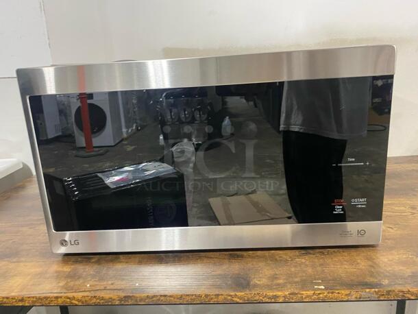 Brands New Scratch & Dent LG LG 1.5 cu. ft. NeoChef Countertop Microwave with Smart inverter and EasyClean
 - Image 1 of 6