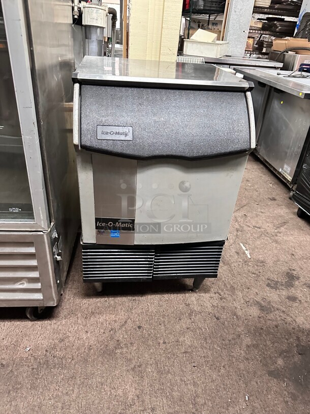Excellent Condition Ice-O-Matic ICEU220HA 24 inch Half Cube Undercounter Ice Machine - 238 lbs/day, 115 Volt Working - Item #1113459