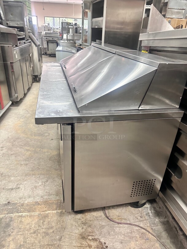 Excellent Condition True TSSU-72-30M 72" Mega Top Sandwich/Salad Prep Table w/ Refrigerated Base, 115v Tested and Working - Image 5 of 6