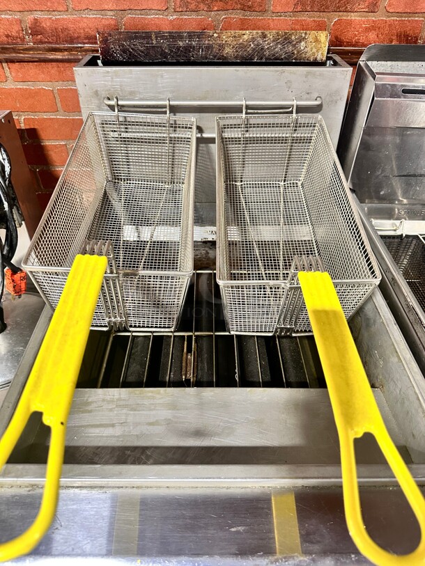 Late Model Main Street Equipment Natural Gas 70-100 lb. Stainless Steel Floor Fryer - 150,000 BTU Wokring - Image 4 of 7