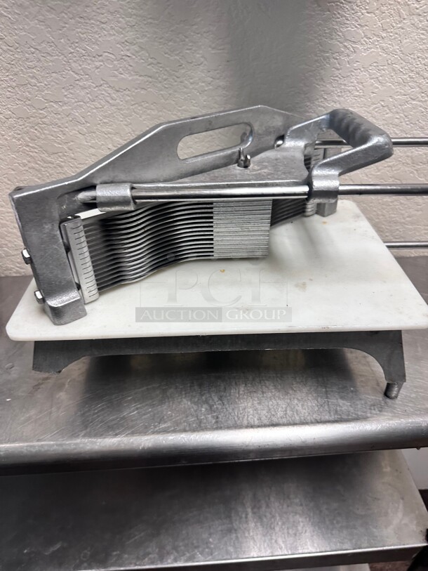 Vollrath 0643N Tomato Pro Cutter, 3/16 inch Cut, Straight Blades NSF - Image 5 of 9