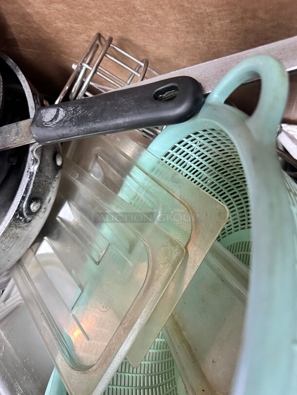 One Lot of Kitchen Items Pot Covers Serving Trays Strainer Frying Pans Spoons - Image 5 of 9