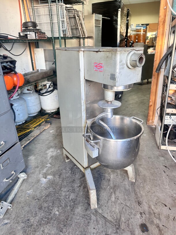 Intedge Commercial Heavy Duty 30 Qt Dough Mixer 115 Volt Tested and Working - Image 1 of 8