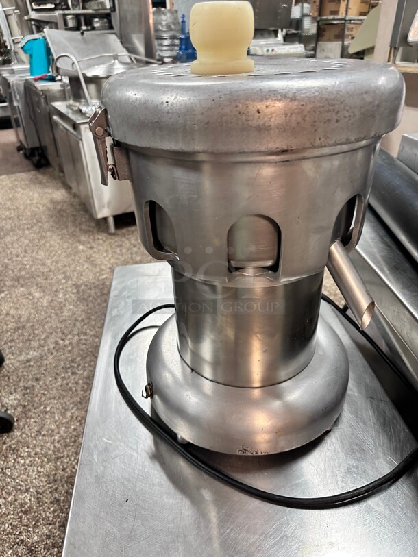 Ruby Manuel Feed Commercial Heavy Duty Centrifugal Juice Extractor 1/2 HP NSF 115 Volt Working - Image 6 of 6