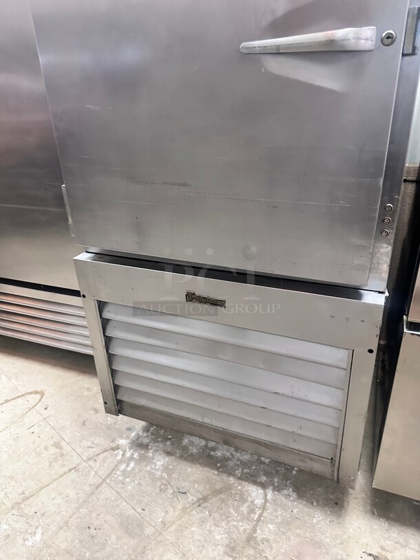 Traulsen RBC100 Self-Contained Reach-In 100 lb Blast Chiller 220 Volt 1 Phase Not Sure Of Functionality - Image 9 of 10
